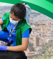 Banner veterinaria poniendo microchip a perro